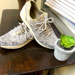 Practically new without box OTBT tennis shoes